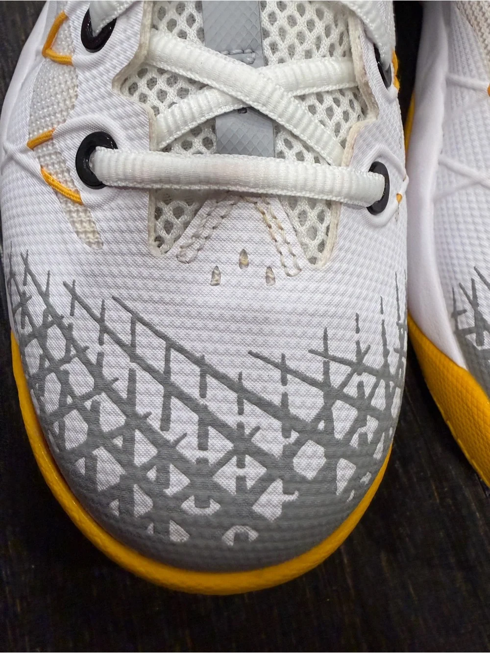 Nike Zoom Kobe Venomenon 4 White University Gold size 8.5